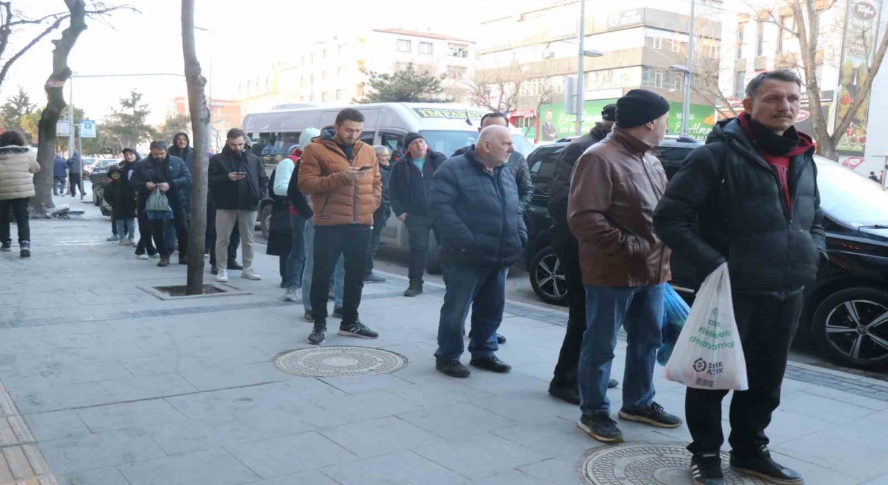 Sakaryada ilk iftar gününde pide kuyruğu