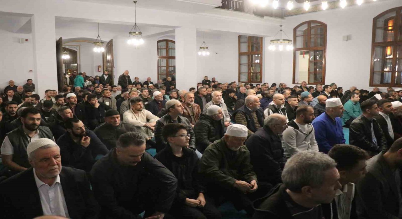 Sakaryada Kadir Gecesinde vatandaşlar camilere akın etti