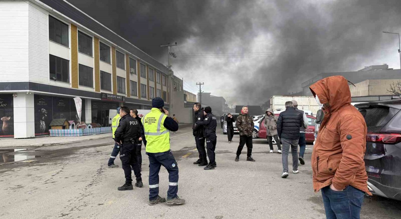 Sakaryada mobilyacılar çarşısında yangın