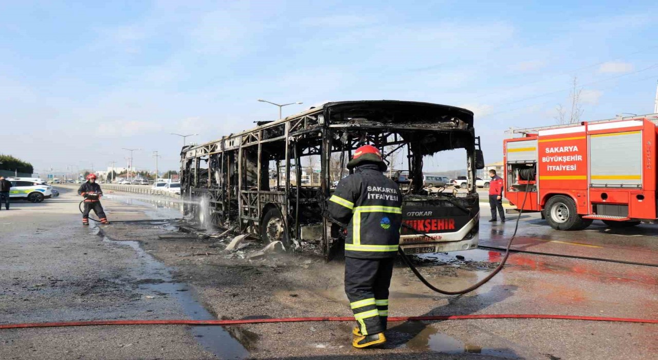 Sakaryada otobüs alev topuna döndü: Gökyüzünü kara duman kapladı