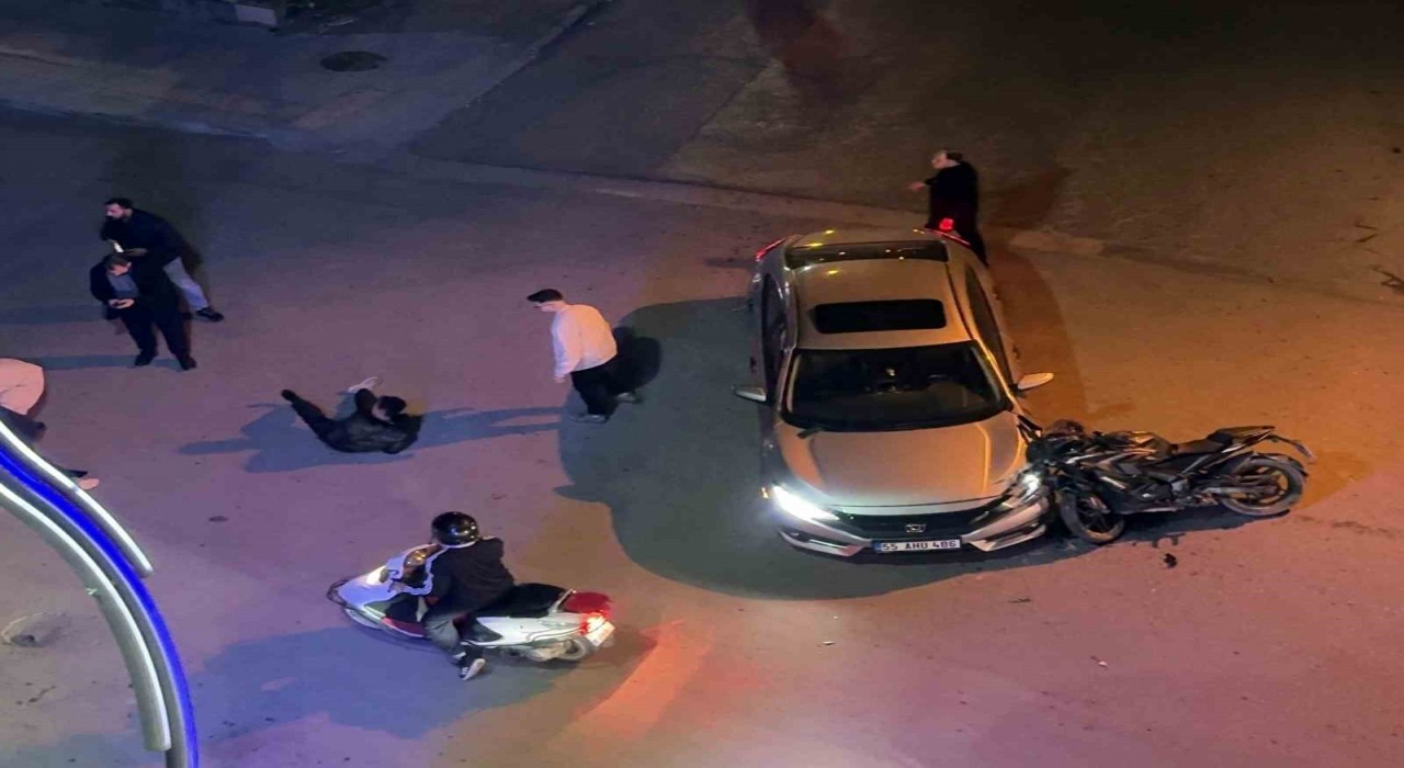 Sakaryada otomobile çarpan motosikletteki 2 kişi yaralandı
