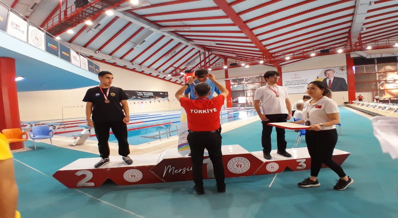 Sakaryalı yüzücüden gururlandıran başarı
