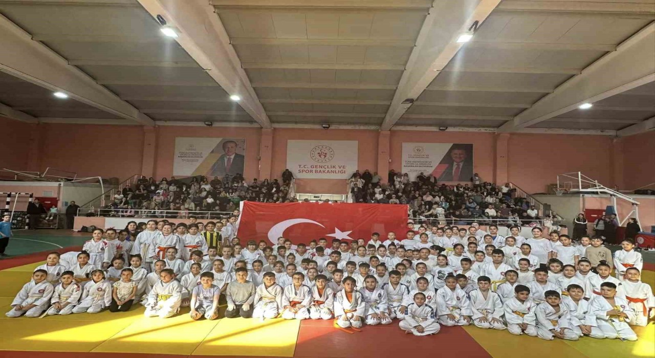 Salihlide Çanakkale Deniz Zaferinin 110. yıl dönümüne özel turnuva