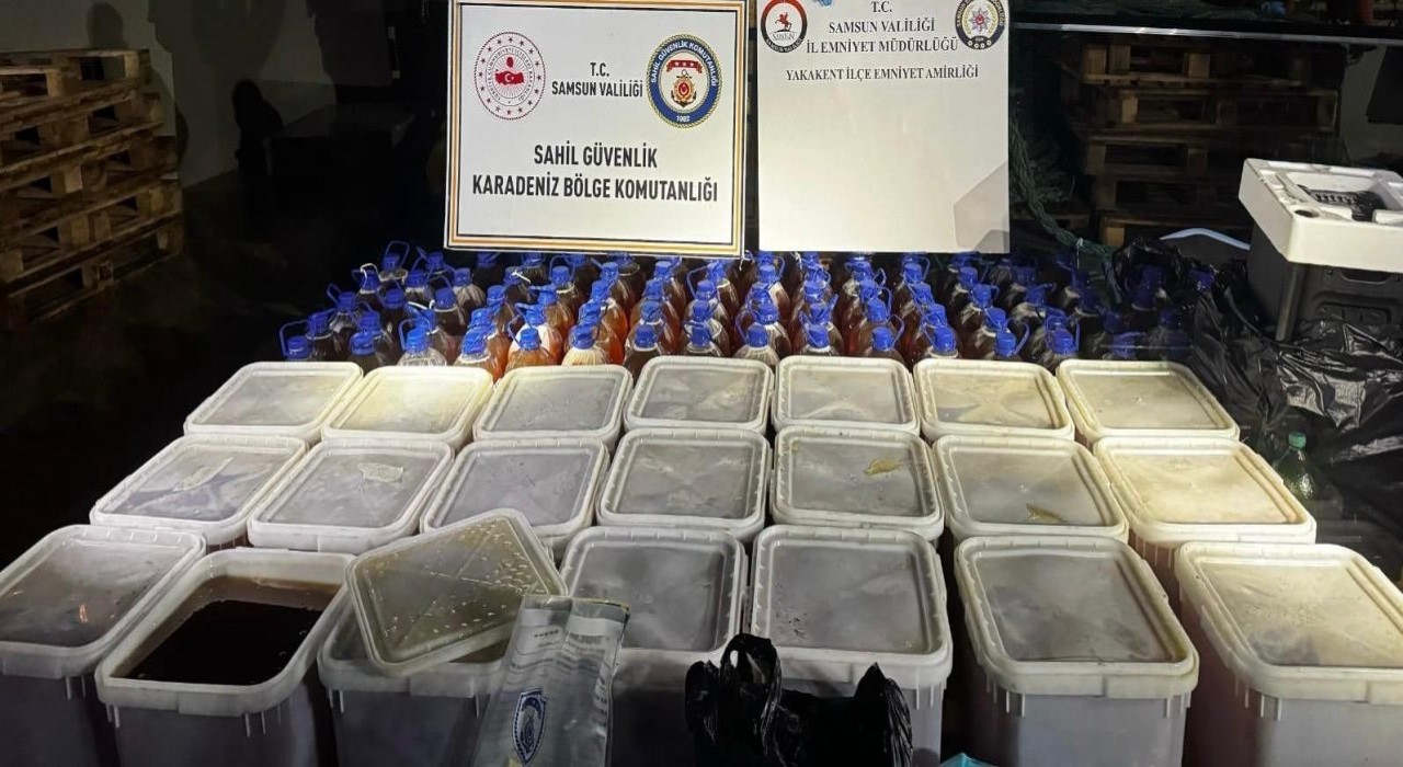 Samsunda balıkçı deknesine kaçak bal operasyonu: 1 ton 240 kilo bal ele geçirildi
