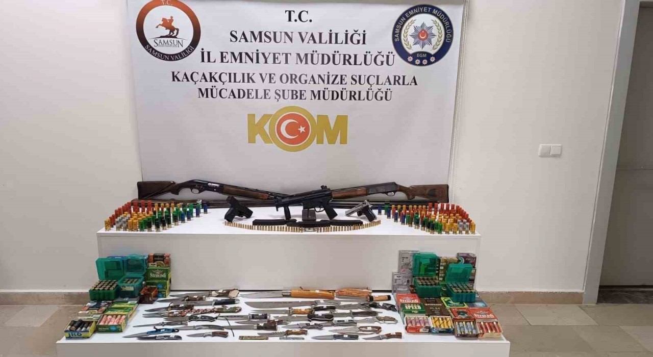 Samsunda bir evde çok sayıda silah ve bıçak ele geçirildi