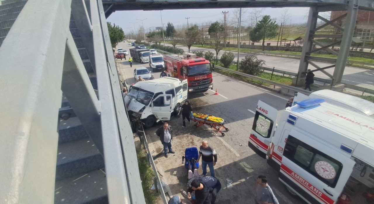 Samsunda minibüs üst geçidin direğine çarptı: 7 yaralı