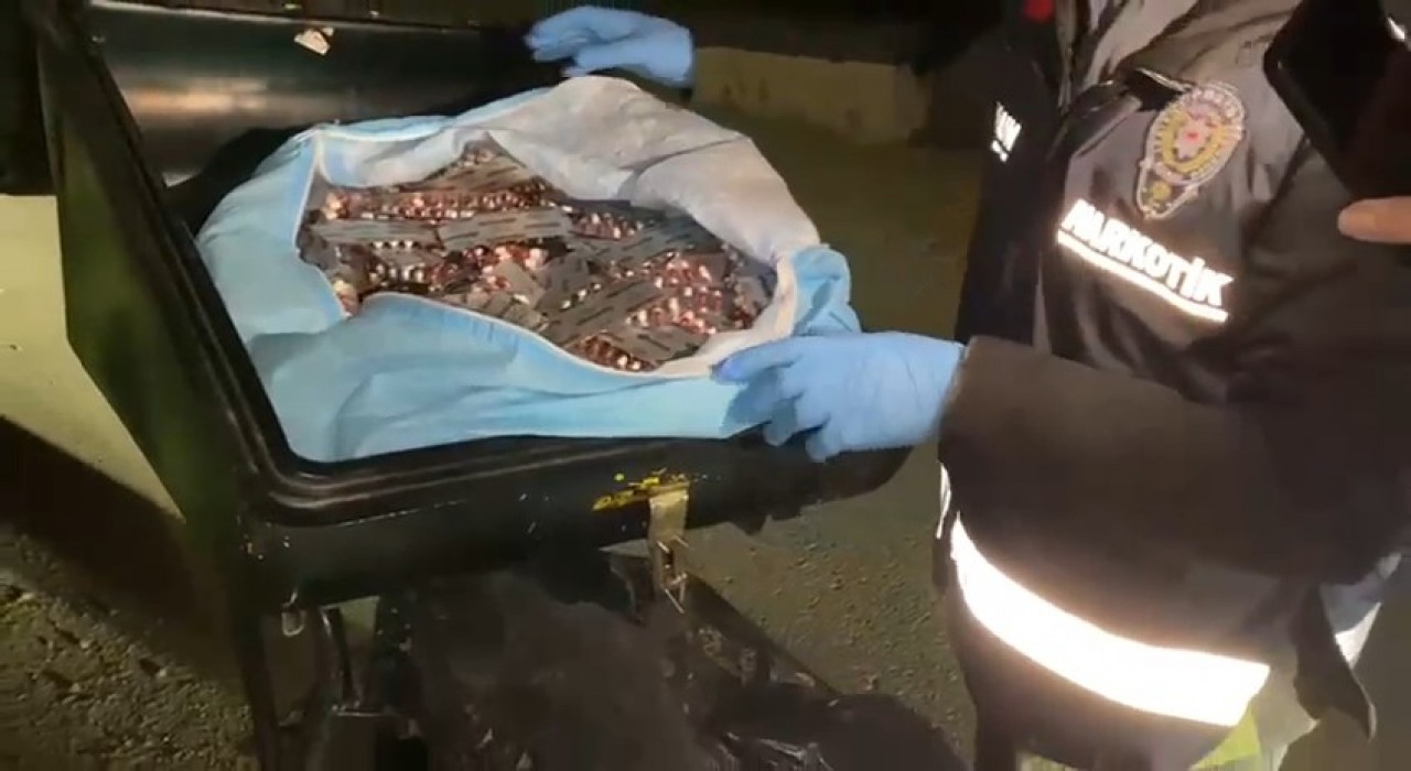 Samsunda motosikletin sepetinde 3 bin 962 adet uyuşturucu ele geçirildi