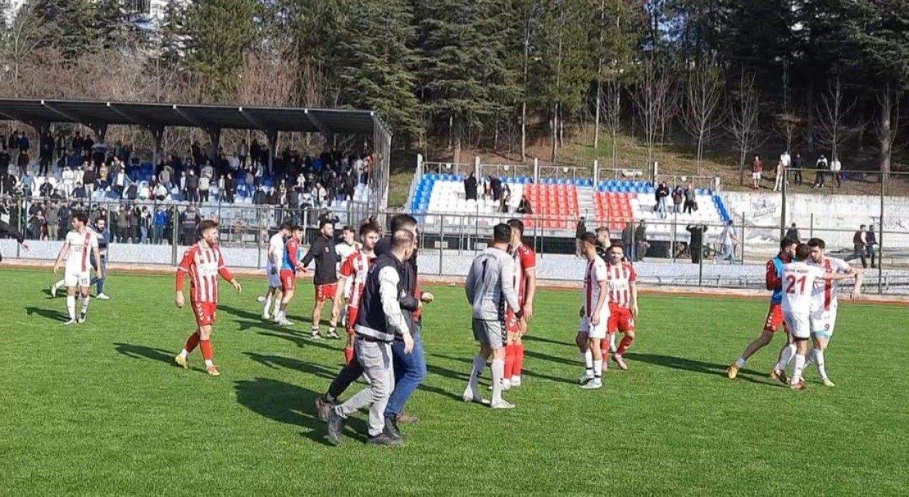 Samsunda play-off maçı sonunda sahada gerginlik