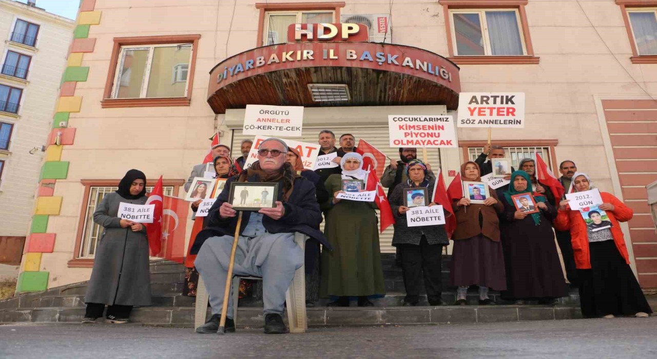Şanlıurfada 7 aydır oğlundan haber alamayan baba Diyarbakırda evlat nöbetine katıldı