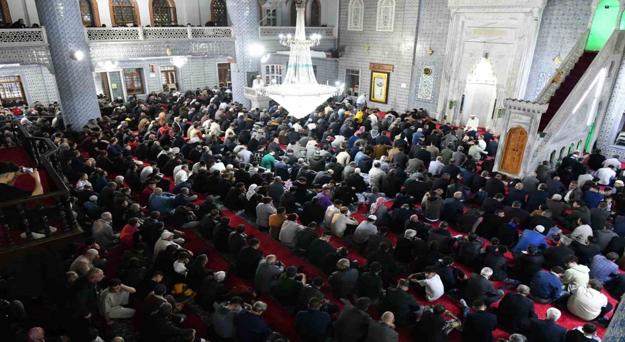 Şanlıurfada binlerce kişi bayram için camilere akın etti