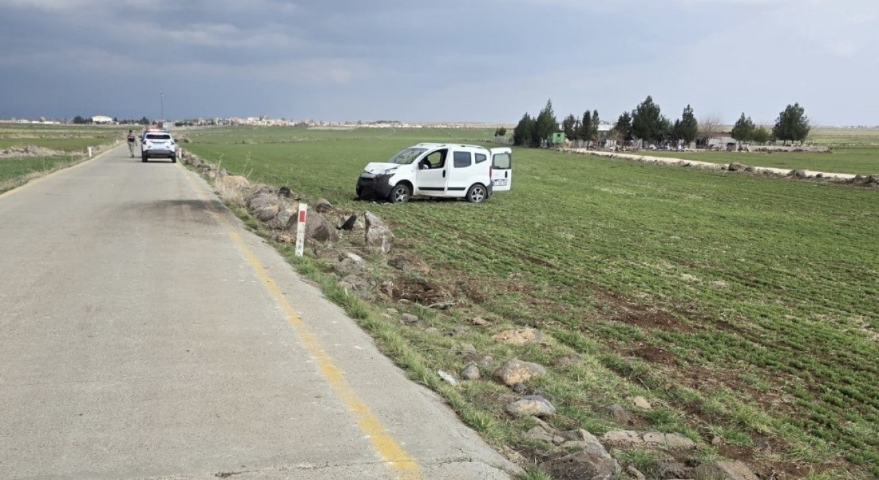 Şanlıurfada hafif ticari araç şarampole devrildi: 1 ölü, 2 yaralı