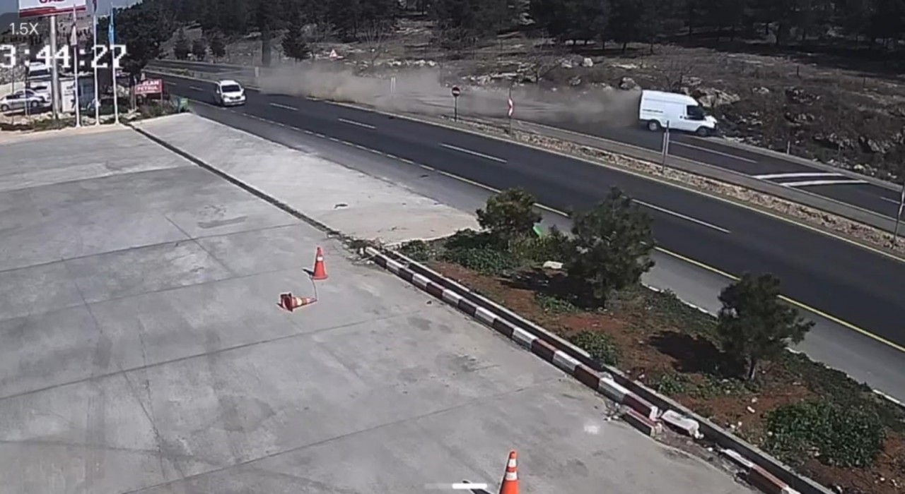 Şanlıurfada minibüs kayalıklara çarptı: 2 yaralı