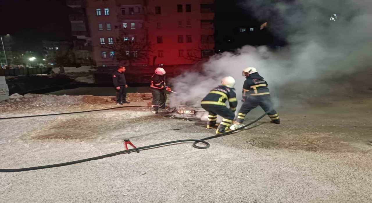 Şanlıurfada seyir halindeki otomobil alev alev yandı