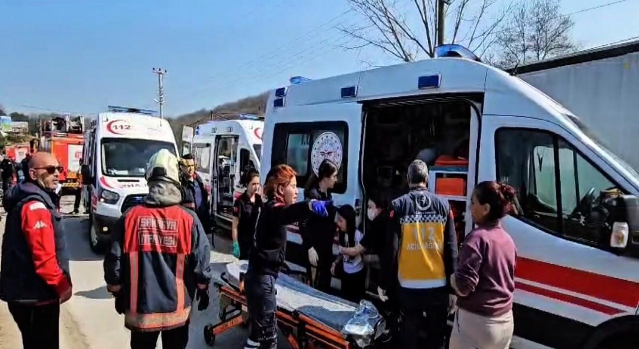 Sapancada minibüsle çarpışan otomobilin motoru 10 metre savruldu: 5i çocuk 10 yaralı