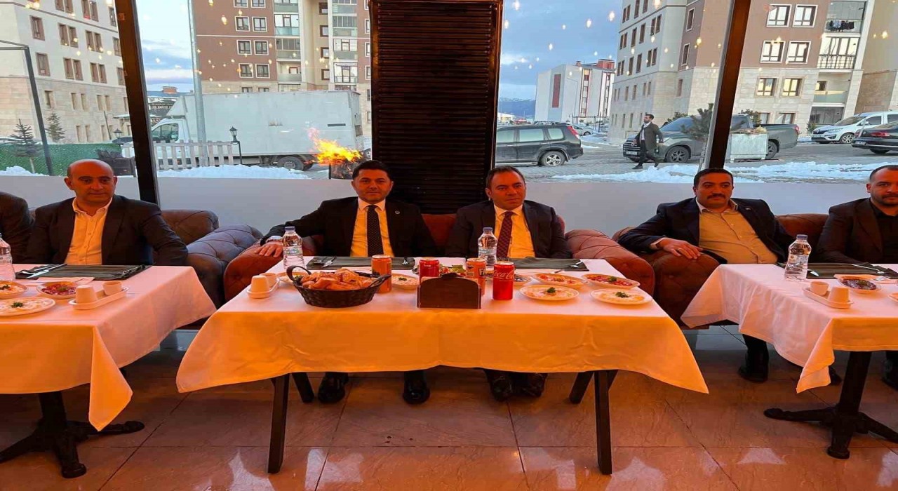 Sarıkamış MHP ilçe teşkilatı iftarda buluştu