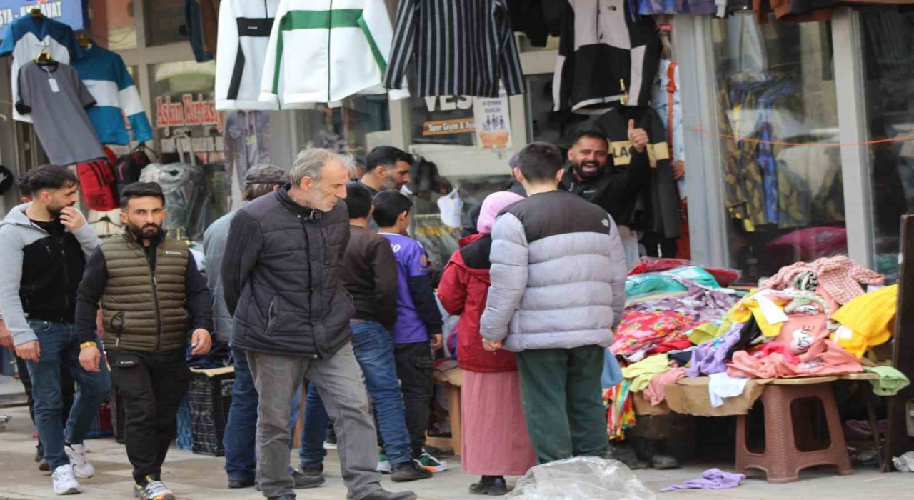 Sarıkamışta bayram alışverişi yoğunluğu yaşanıyor
