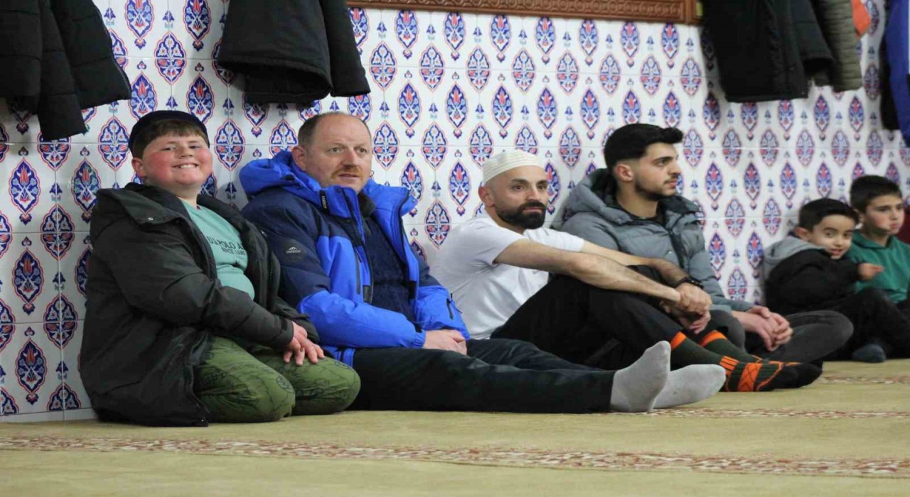 Sarıkamışta Kadir Gecesinde vatandaşlar camilere akın etti