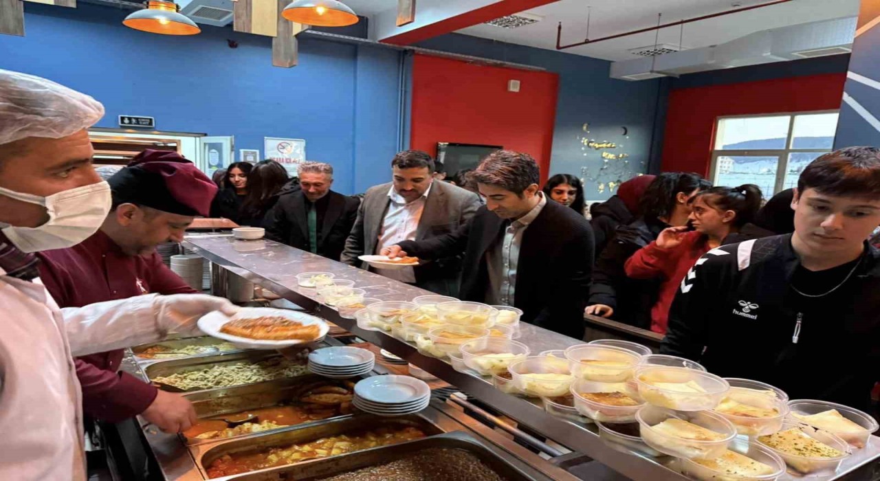 Sarıkamışta kaymakam ve belediye başkanı öğrencilerle iftar açtı