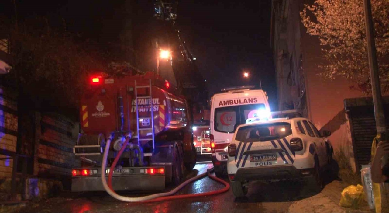 Sarıyerdeki tarihi Topçu Karakolu alev alev yandı