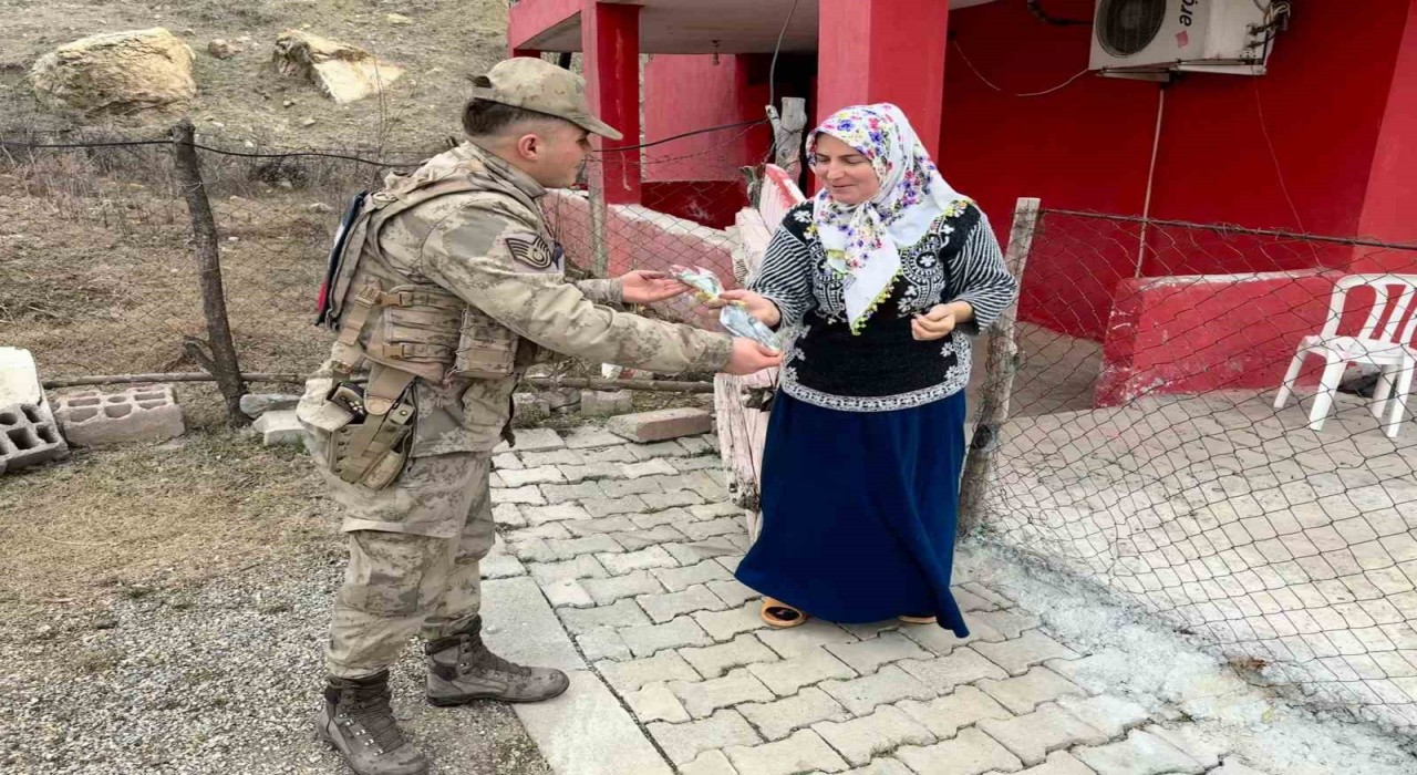 Sasonda jandarma 8 Mart Dünya Kadınlar Gününü kutladı