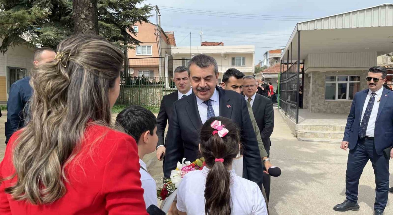 Seçim vaadinde bulunmuştu, Milli Eğitim Bakanını sınıfına getirdi