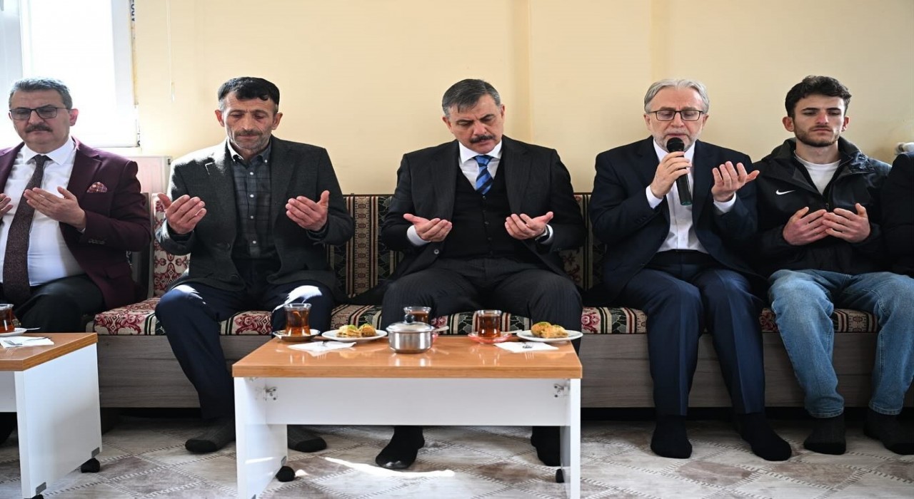 Şehidin baba evine bayram ziyareti