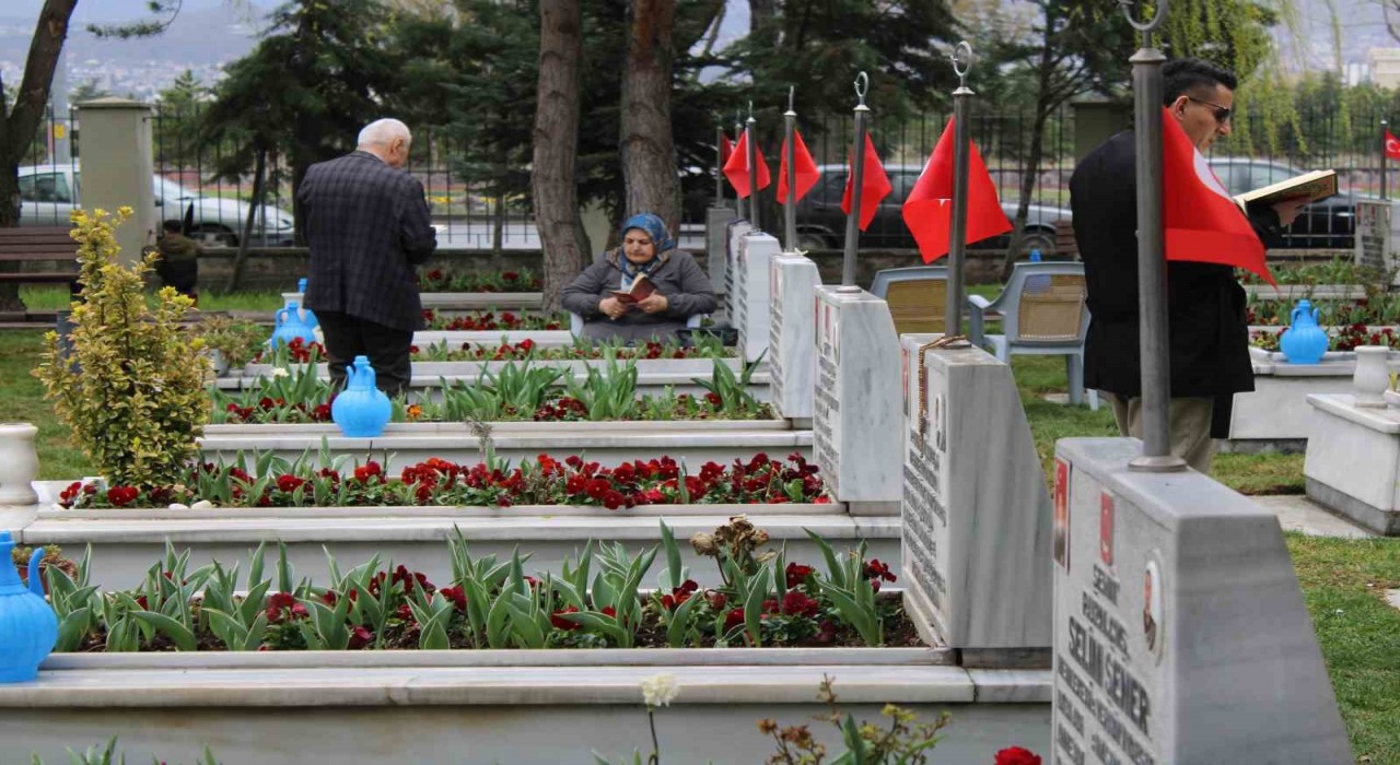 Şehit evlatlarıyla bayramlaştılar