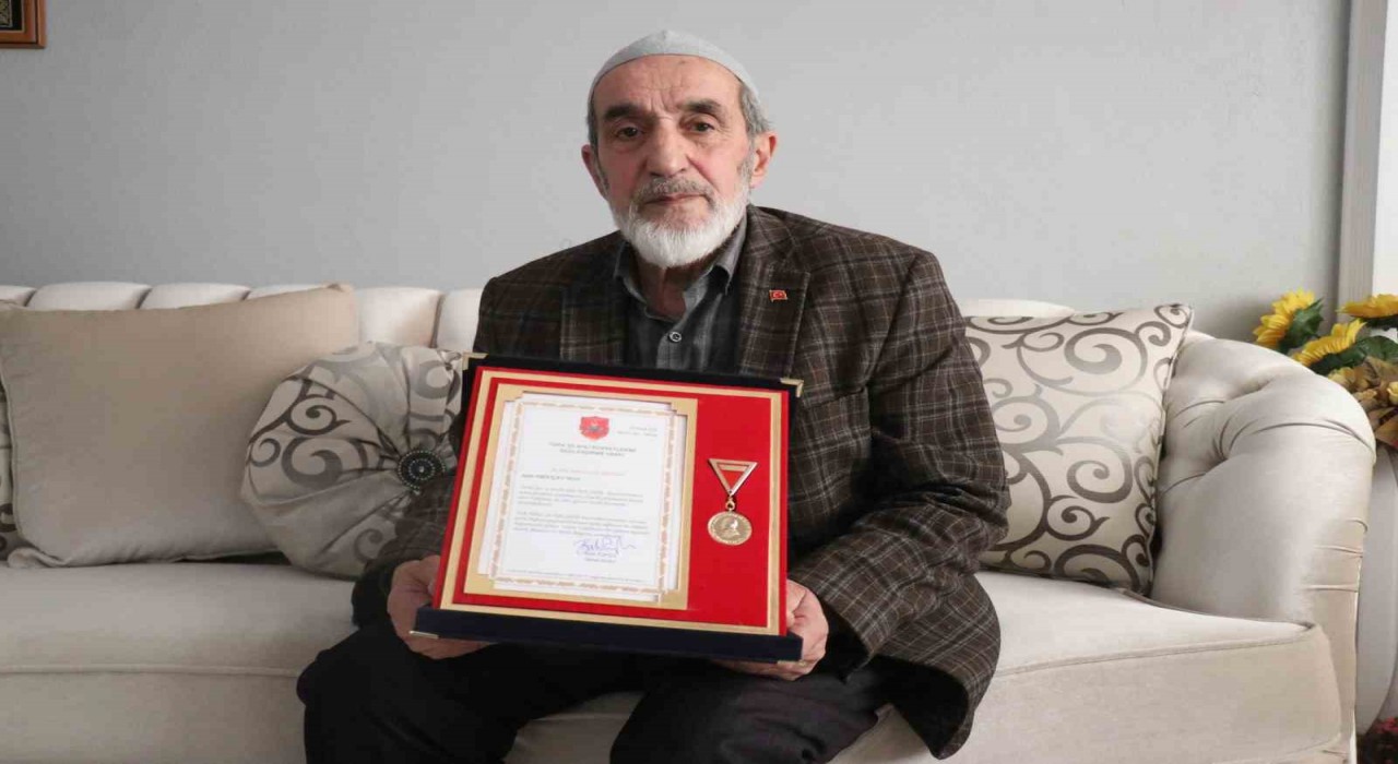 Şehit oğlunun maaşını ve sattığı arsanın gelirini TSKGVye bağışladı
