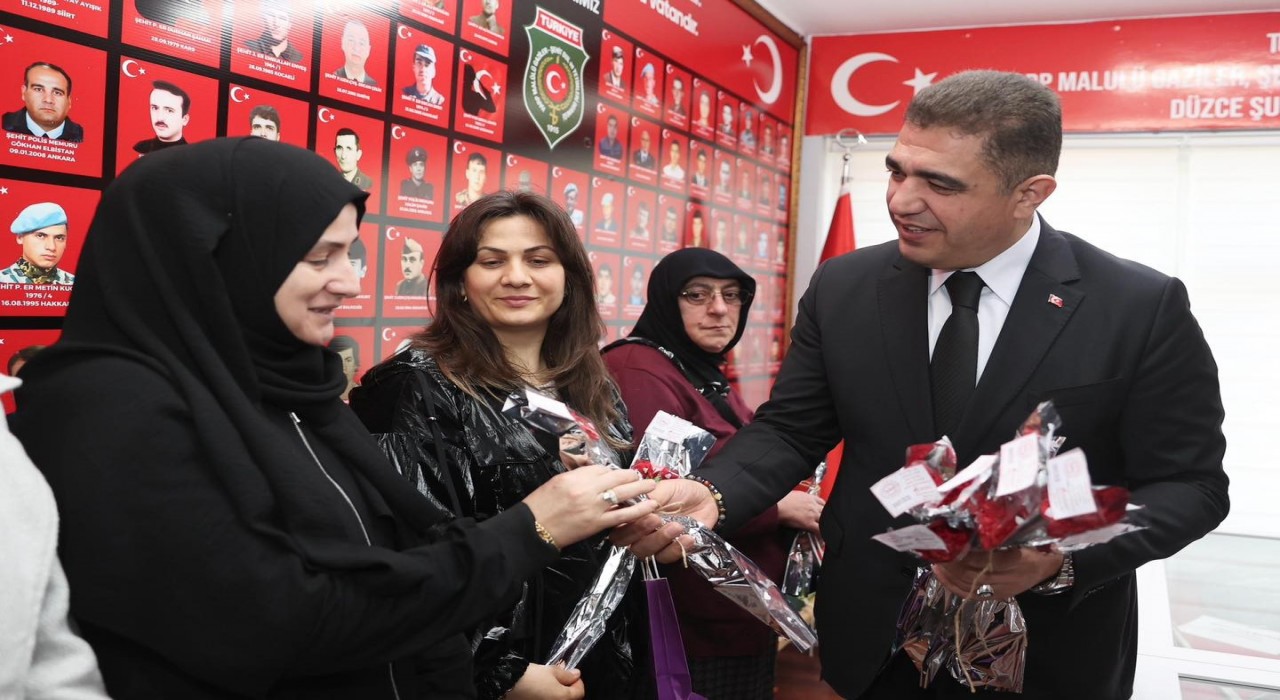 Şehit ve gazi anneleri ile eşleri unutulmadı