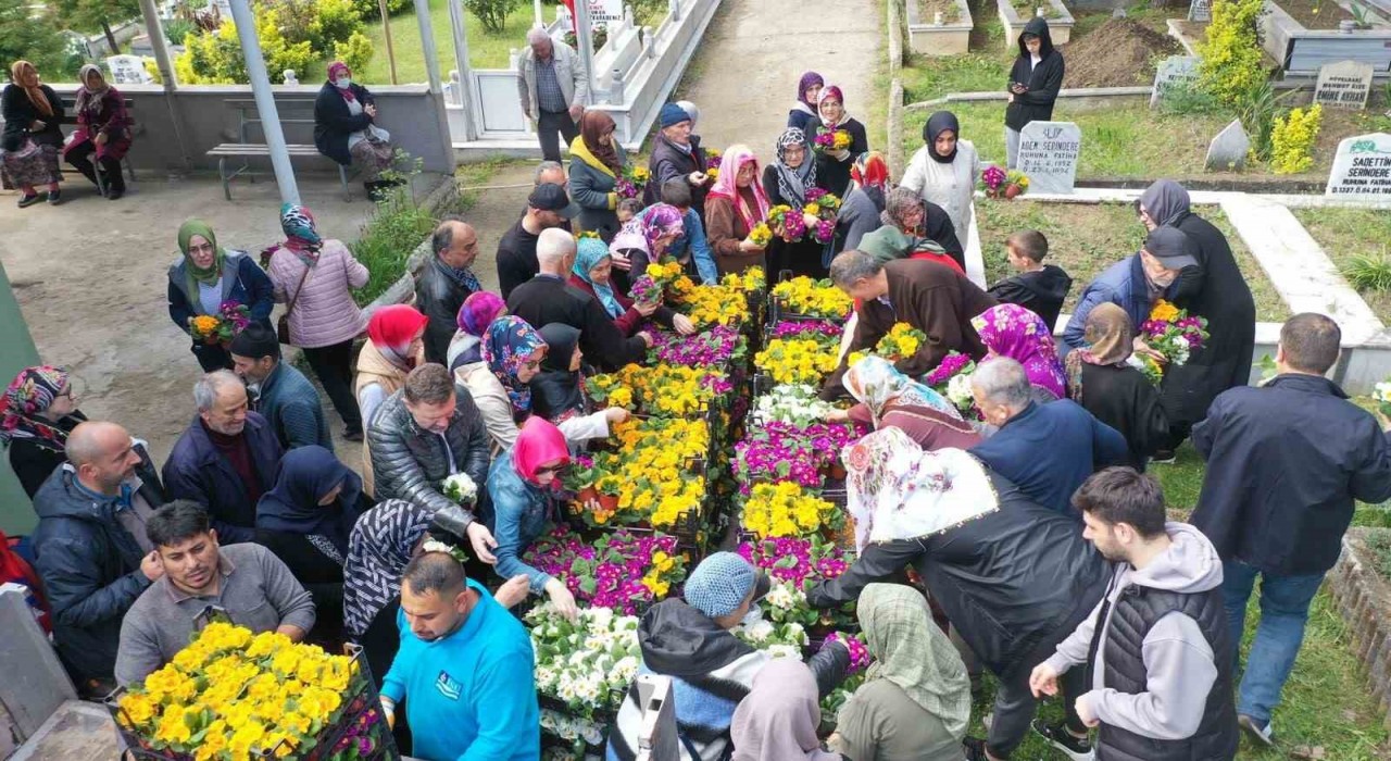 Şehitlikler ve mezarlıklar bayramda çiçek açtı