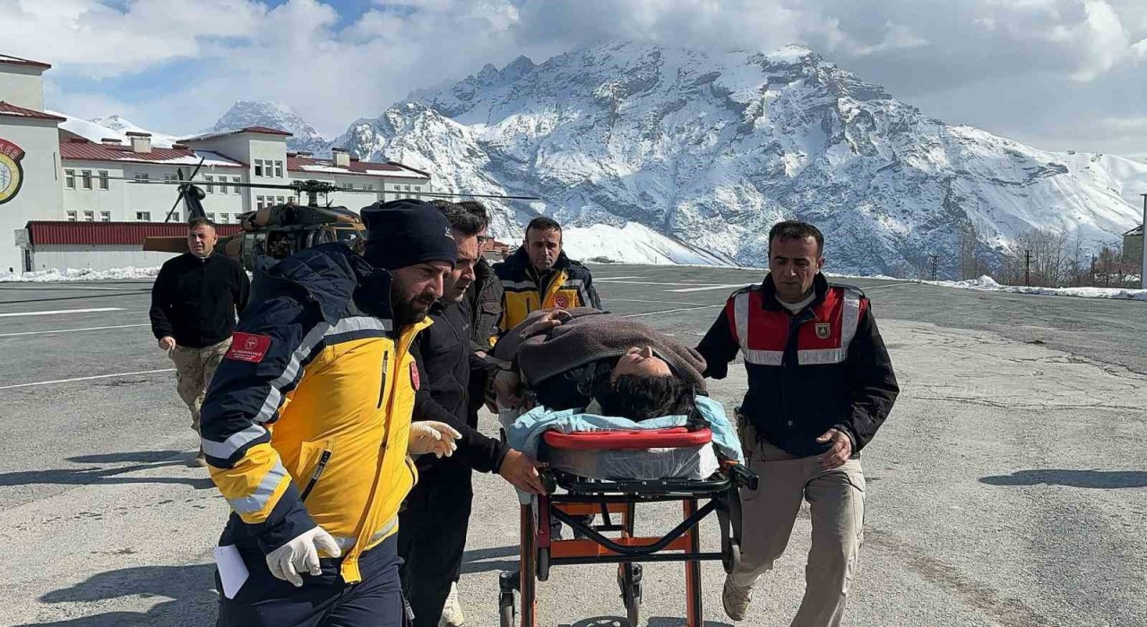 Şemdinlide hamile kadın askeri helikopterle hastaneye sevk edildi