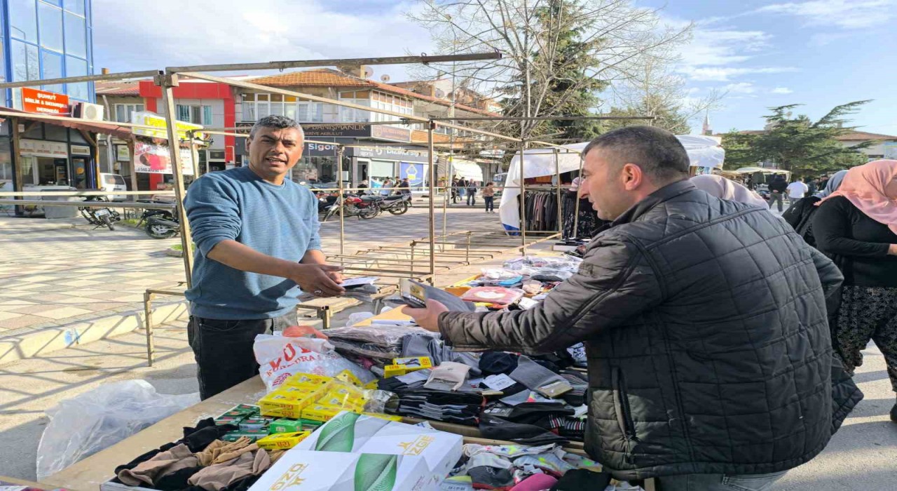Semt pazarlarında satılan bayramlık giysiler yoğun ilgi gördü