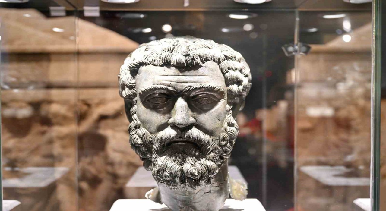 Septimius Severusun heykel başı ve pişmiş toprak levhalar anavatanında