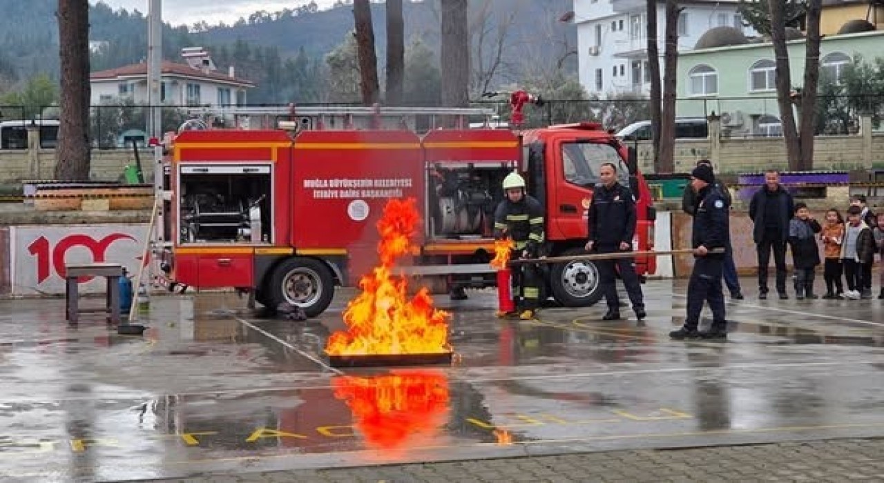 Seydikemerde öğrencilere yönelik yangın ve deprem tatbikatı gerçekleştirildi