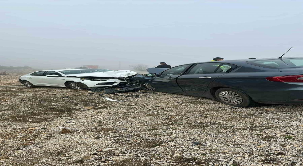 Seydikemerde otomobiller çarpıştı: 2 yaralı