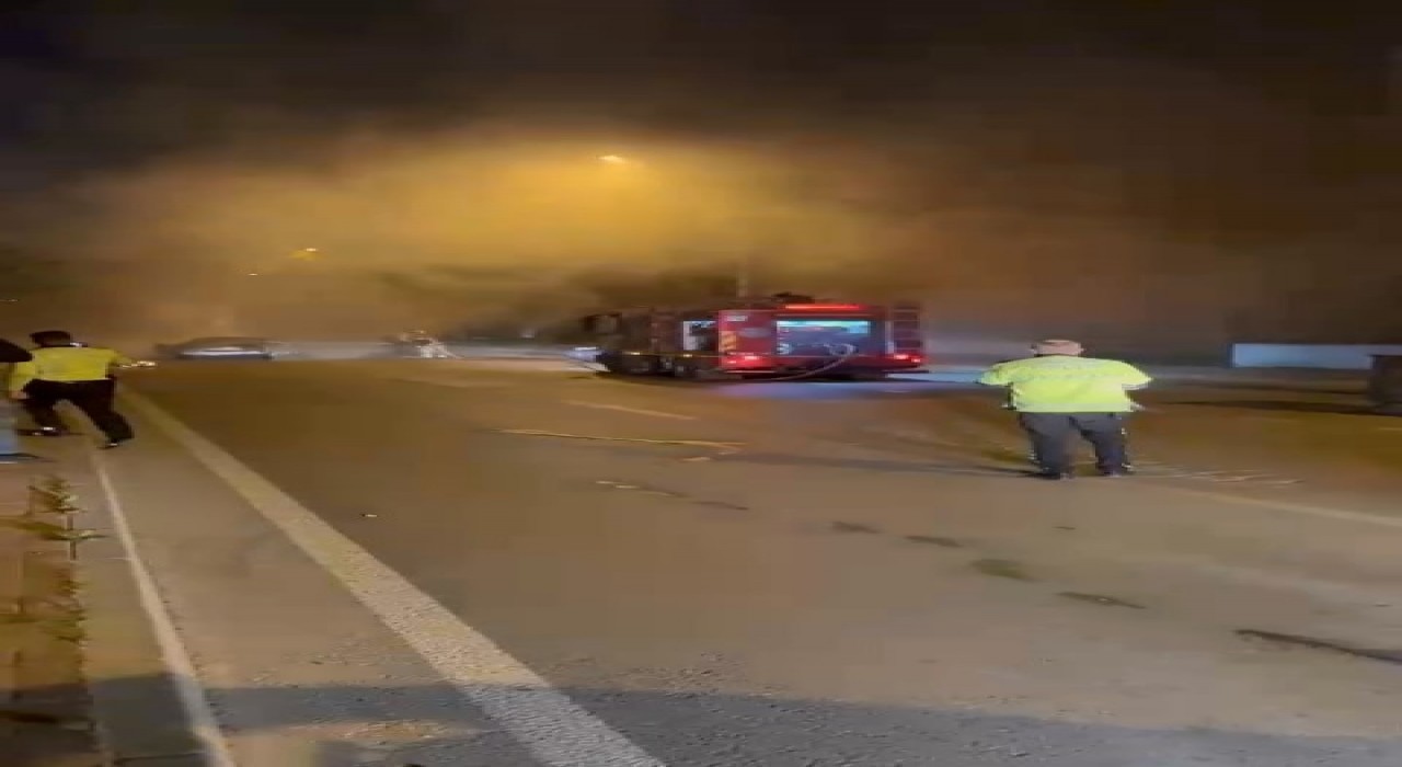 Seyir halindeki otomobil alev alev yandı