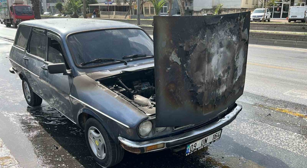 Seyir halindeki otomobil yandı