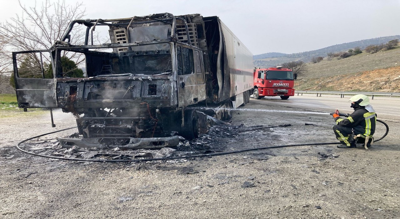 Seyir halindeyken alev alan tır küle döndü