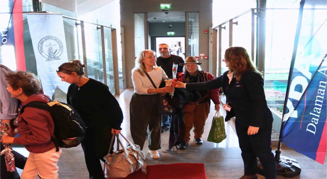 Sezonun ilk turist kafilesi Dalaman Havalimanına geldi