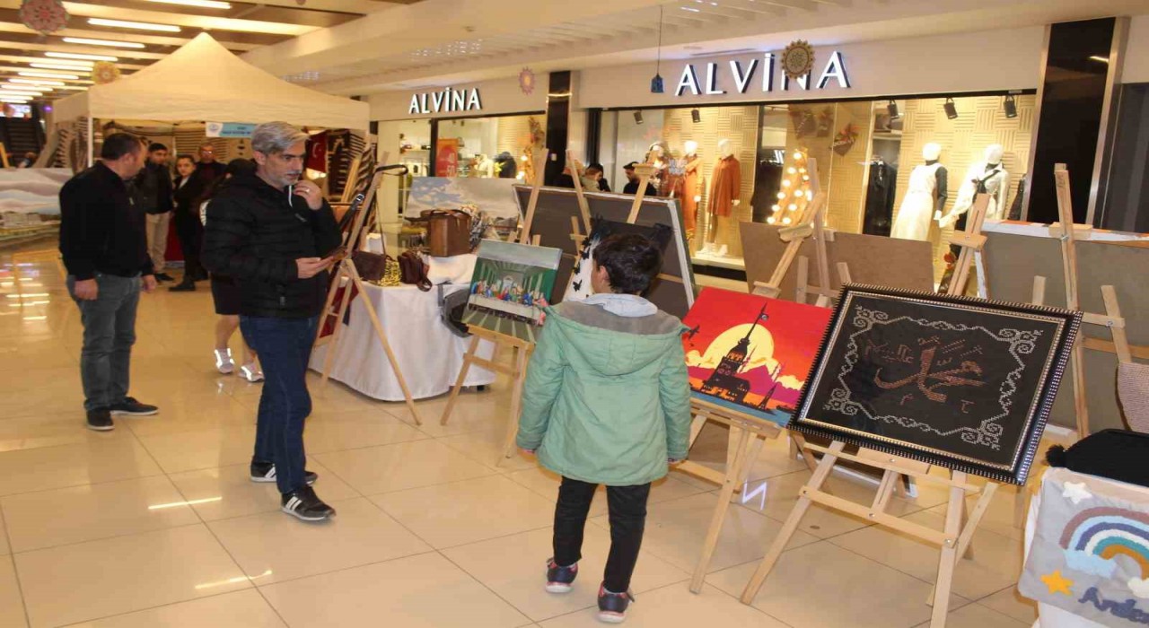 Siirtte Halk Eğitimi Merkezi kursiyerleri el emeği göz nuru eserlerini sergiledi