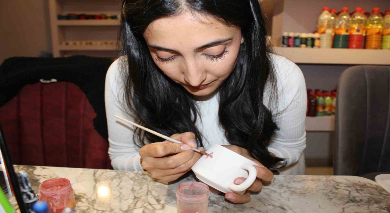 Siirtte kadınlar günün yorgunluğunu sanat atölyesinde atıyorlar