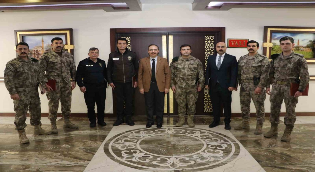 Siirtte kayıp genç kızı bulan polisler ödüllendirildi
