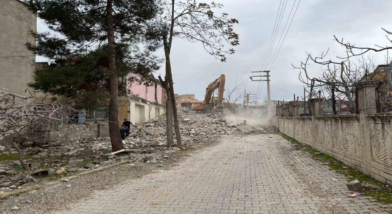 Siirtte metruk binaların yıkımı gerçekleştirildi