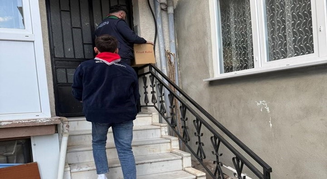 Simavda Diyanet İzcilerinden ihtiyaç sahiplerine erzak kolisi ve market çeki