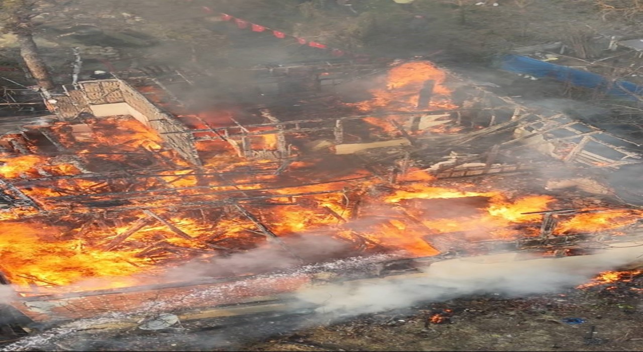 Sinopta ahşap ev alevlere teslim oldu