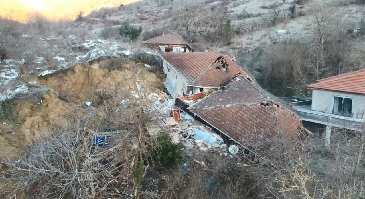 Sinopta heyelan: 3 ev ve bir ahır enkaza döndü