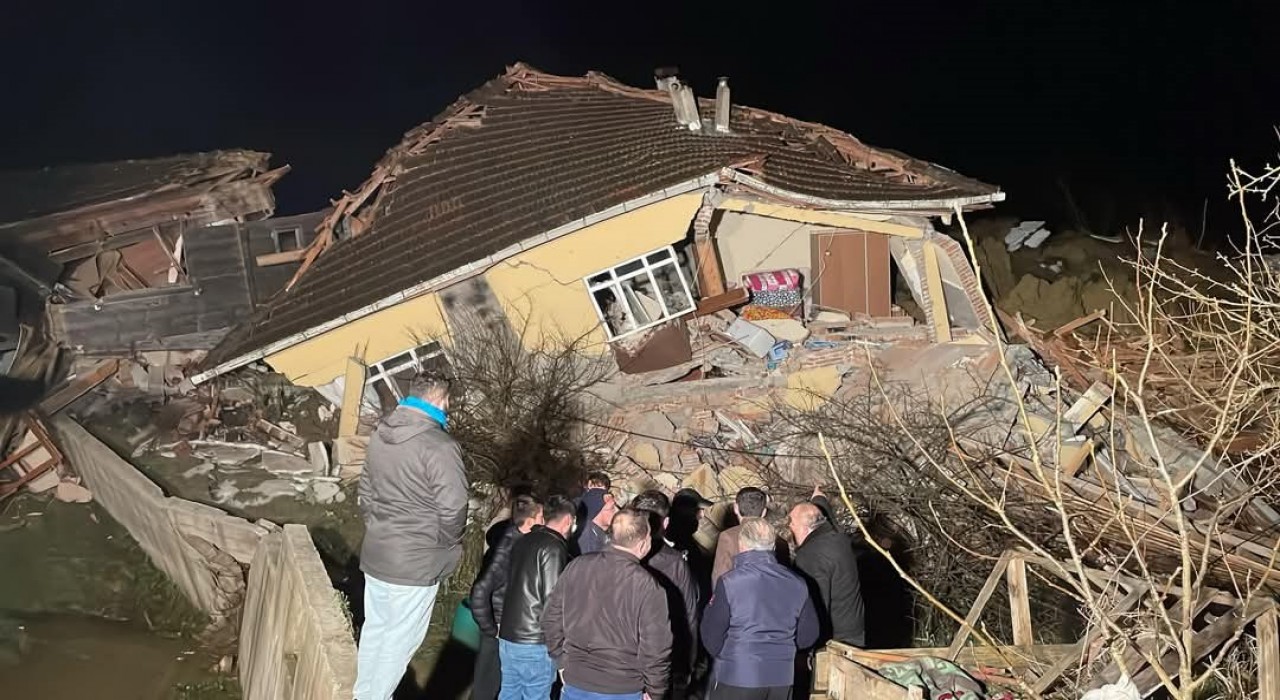 Sinopta heyelan: 3 ev yıkıldı, göçük altında kalanlar kurtarıldı