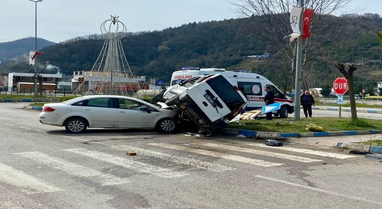 Sinopta otomobil hafif ticari araca çarptı: 1 yaralı