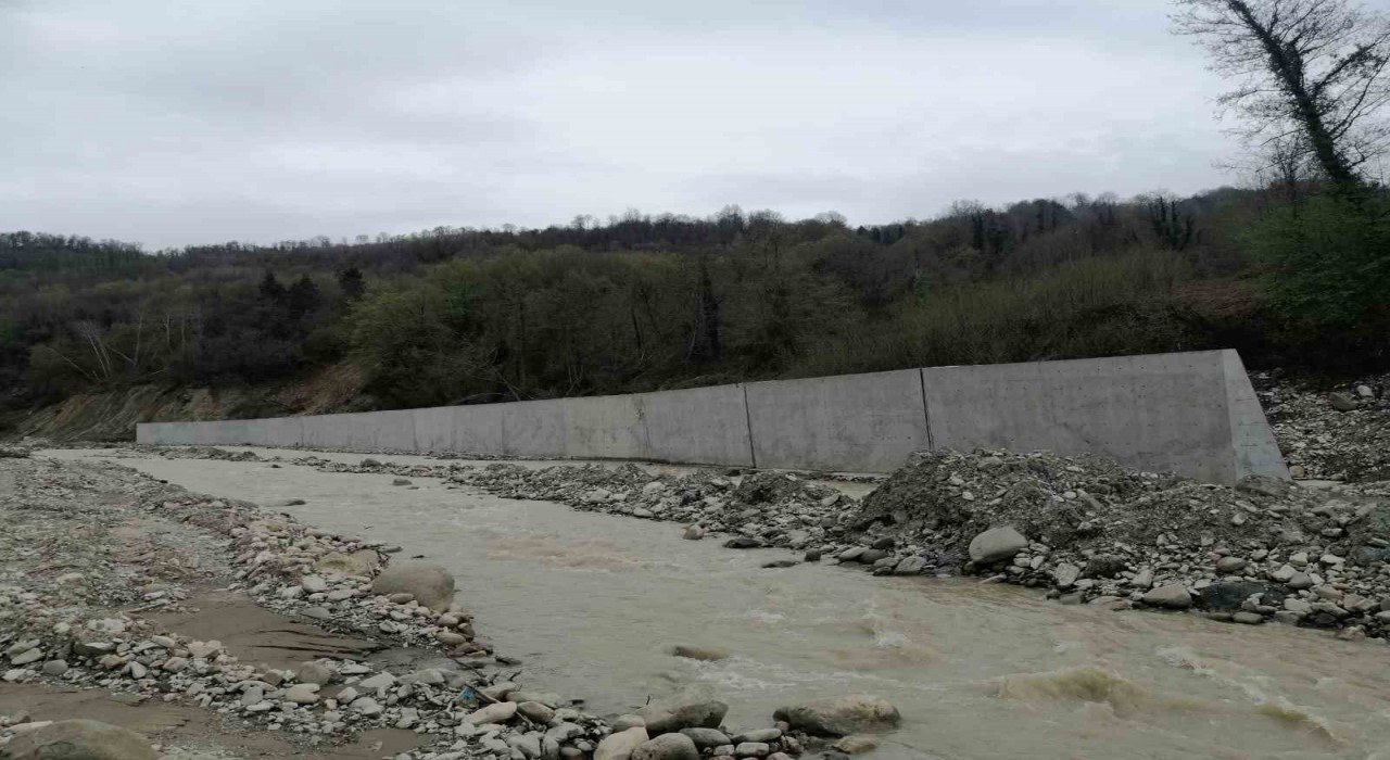 Sinopta sel felaketinin ardından yapılan taşkın kontrol duvarları su görmeden dökülmeye başladı