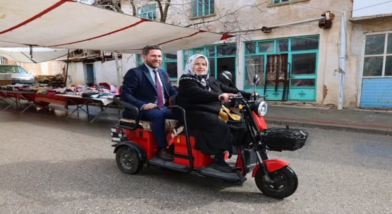 Sıra dışı Başkan; Ben geldim; dövecekseniz dövün, sövecekseniz sövün